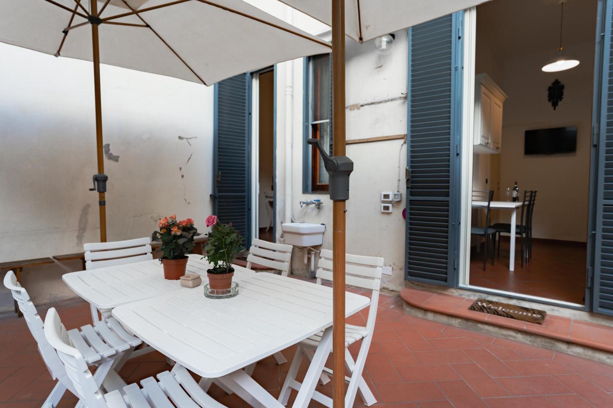 Charming With Exclusive Courtyard In Center Of Florença