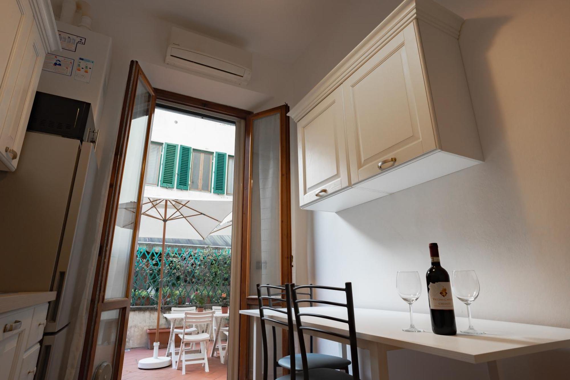Charming With Exclusive Courtyard In Center Of Apartamento